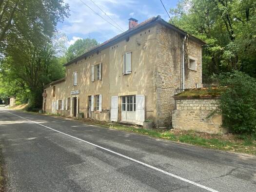 Restaurant à vendre 107 000 € 210 m² d'espace de restauration 1 800 m² de terrain Caylus 82160