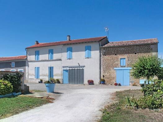 Maison à vendre 215 000 € 6 pièces 3 chambres 121 m² 5 052 m² de terrain Lorignac 17240