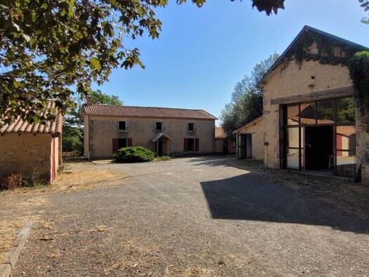 Maison à vendre 262 000 € 6 pièces 3 chambres 175 m² 27 715 m² de terrain Aubigny 79390