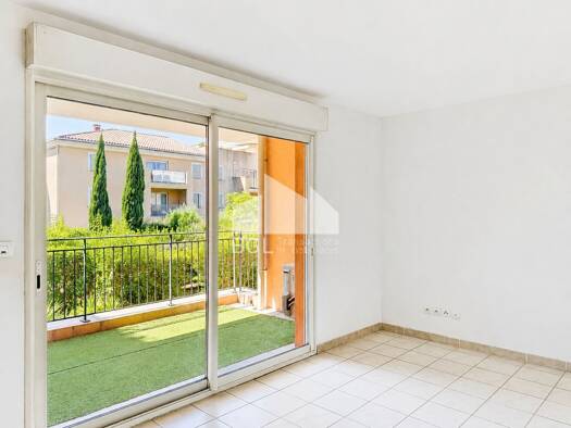 Appartement à vendre 287 700 € 3 pièces 2 chambres 62 m² 1er étage La Gare Hyères 83400