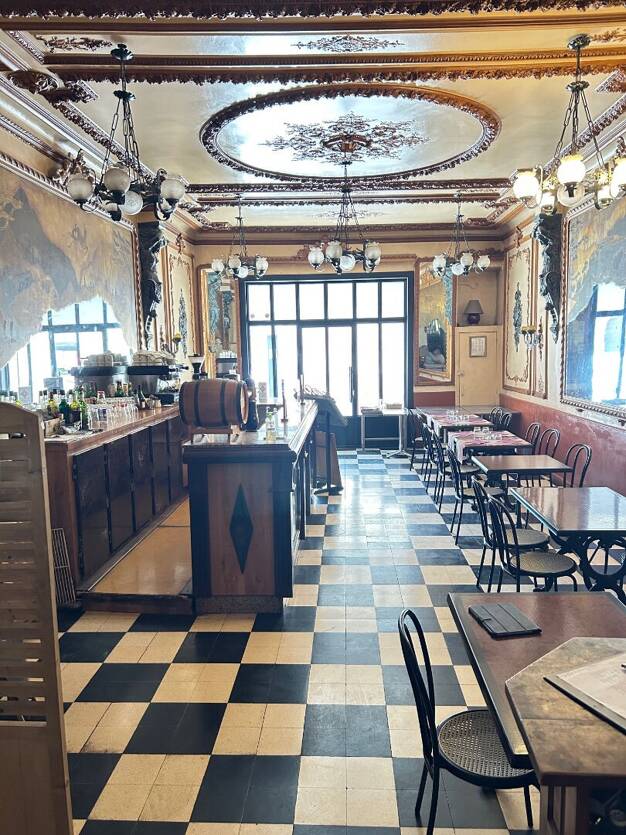 Boutique à vendre Fonds de commerce 385 000 € 9 pièces 330 m² de surface de vente Salses le Chateau 66600