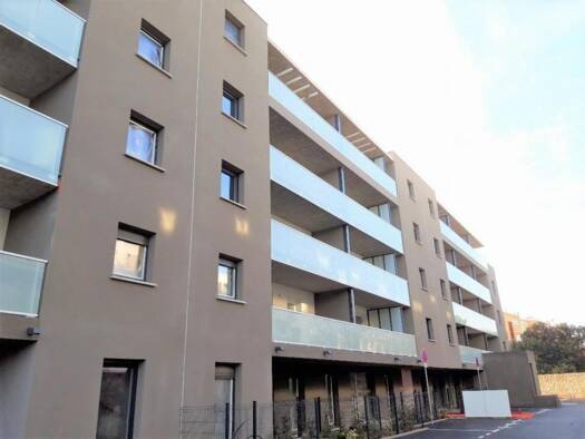 Appartement à louer 772 € 3 pièces 2 chambres 58 m² RDC Château Vert Sète 34200