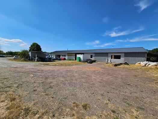 Entrepôt à vendre 150 000 € 543 m² d'espace de stockage Saint-Angel 63410