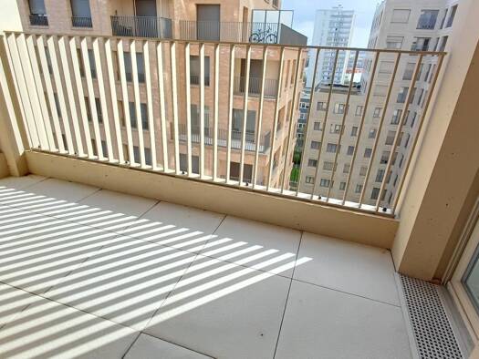 Appartement à louer 1 413 € 4 pièces 3 chambres 80 m² 8ème étage Prefecture Bobigny 93000