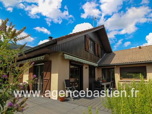 Maison à vendre 780 000 € 6 pièces 4 chambres 183 m² 823 m² de terrain Thoiry 01710