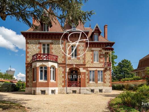 Maison à vendre 650 000 € 10 pièces 8 chambres 393,6 m² 11 314 m² de terrain Sancoins 18600