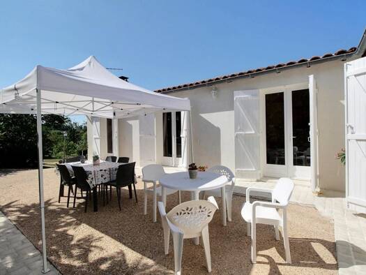 Maison en viager occupé Bouquet 46 000 € 5 pièces 4 chambres 115 m² 3 500 m² de terrain Saint-Sauvant 17610