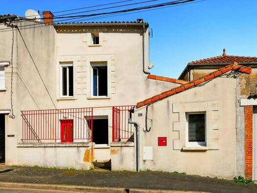 Maison de ville à vendre 153 000 € 6 pièces 5 chambres 142 m² 143 m² de terrain Centre Ancien-Fertevault Thouars 79100