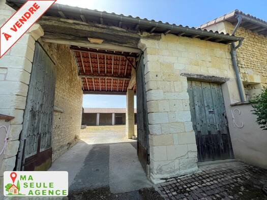 Maison à vendre 168 000 € 7 pièces 5 chambres 300 m² 10 000 m² de terrain Entre Rte de Poitiers et Rte de Chinon Loudun 86200