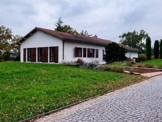 Maison de plain-pied à louer - Neuf 3 200 € 7 pièces 4 chambres 200 m² 10 000 m² de terrain Ouest Dardilly 69570