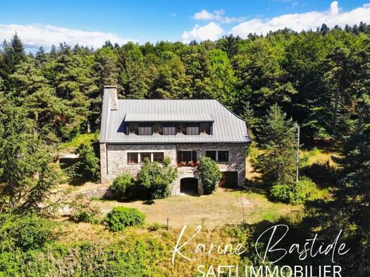 Demeure à vendre 760 000 € 11 pièces 6 chambres 240 m² 47 086 m² de terrain Le Lac-d'Issarlès 07470