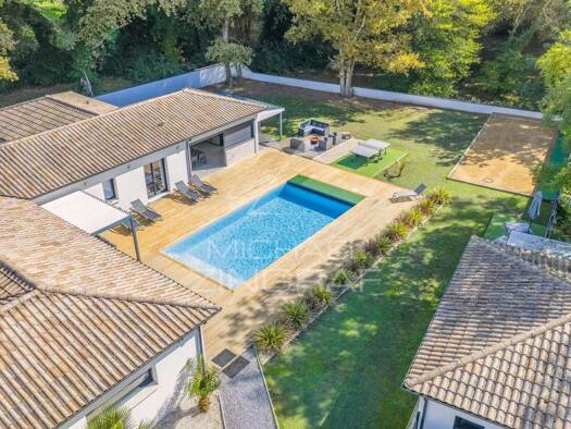 Villa à vendre 1 150 000 € 12 pièces 6 chambres 290,6 m² 2 300 m² de terrain Salles 33770