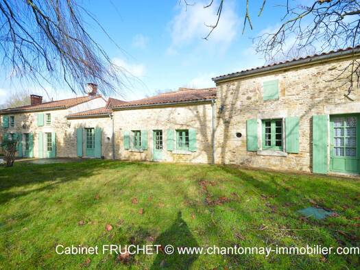 Maison à vendre 219 000 € 6 pièces 3 chambres 197 m² 3 700 m² de terrain Chantonnay 85110
