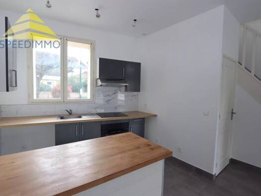 Appartement à louer 1 200 € 3 pièces 2 chambres 55 m² RDC/1 Périgny 94520