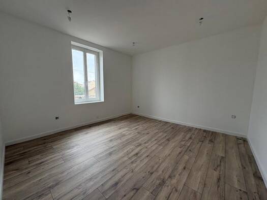 Appartement à louer 750 € 3 pièces 2 chambres 74 m² Étage 1/1 Ouest Roussillon 38150