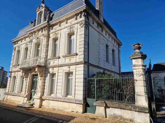 Maison à vendre 499 900 € 10 pièces 6 chambres 331 m² 1 790 m² de terrain Mazion 33390