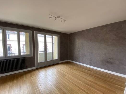Appartement à louer 720 € 3 pièces 2 chambres 70 m² 2ème étage Couzergues Ussel 19200
