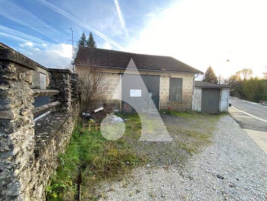 Local d'activités à vendre 37 500 € 109 m² d'espace de stockage La Clotte 17360