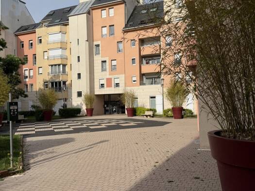 Local commercial à vendre 99 500 € 72 m² de surface de vente Centre Est Épernay 51200
