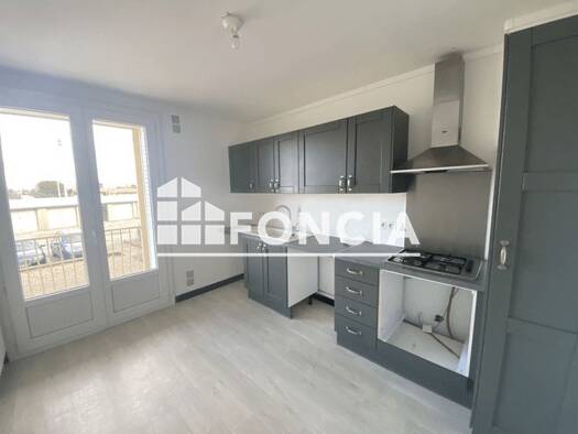 Appartement à louer 795 € 5 pièces 3 chambres 90,8 m² RDC Vieux Bourg Livron-sur-Drôme 26250