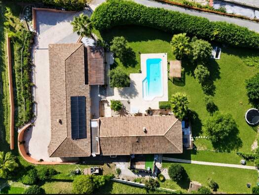 Maison de plain-pied à vendre 1 695 000 € 10 pièces 5 chambres 325 m² 3 200 m² de terrain Saint-Paul-de-Vence 06570