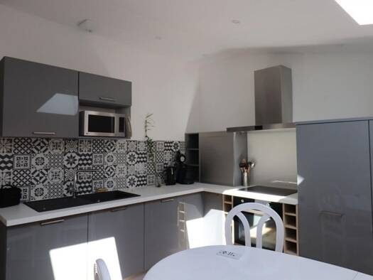 Appartement à louer 665 € 1 pièce 28 m² Étage 3/3 Crémieu 38460