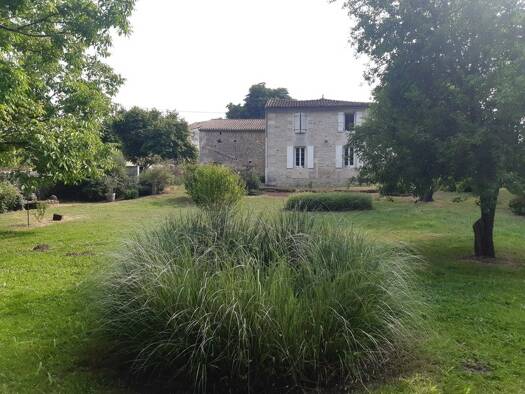 Maison à vendre 232 000 € 5 pièces 3 chambres 90 m² 1 648 m² de terrain Saint-Saturnin 16290