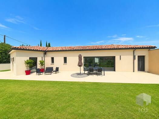 Maison de plain-pied à vendre 430 000 € 4 pièces 3 chambres 137 m² 600 m² de terrain Malataverne 26780