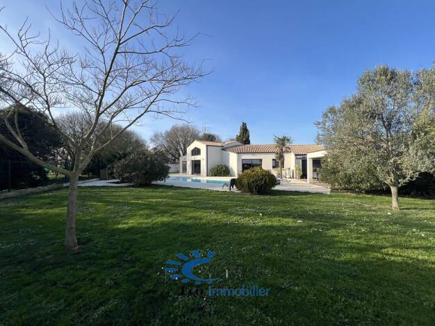 Maison de plain-pied à vendre 699 000 € 4 pièces 3 chambres 142 m² 1 126 m² de terrain La Jarrie 17220