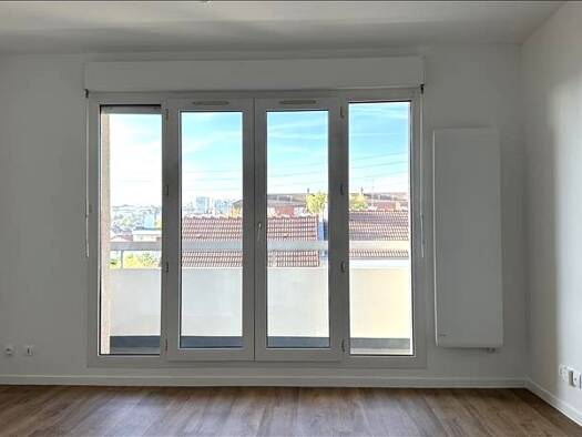 Appartement à louer 820 € 1 pièce 27 m² 3ème étage dès le 11/11/2025 Roissys Châtillon 92320