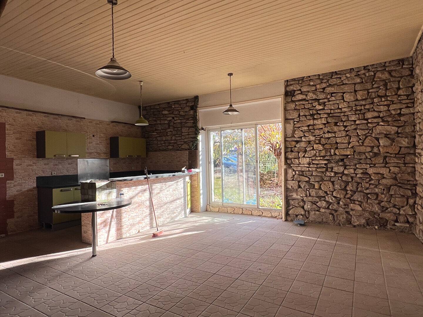 Maison à vendre, 275m², SAINT JEAN DE MARUEJOLS ET AVEJAN