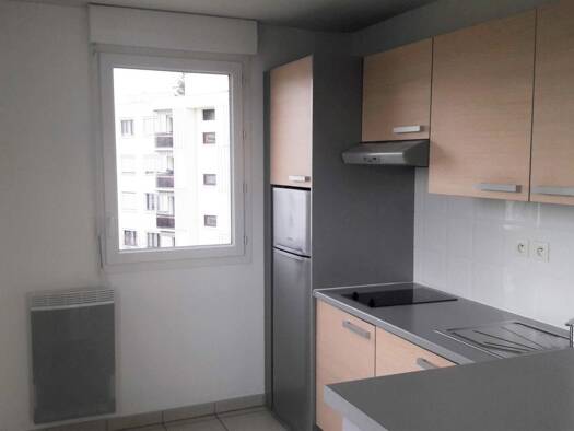 Appartement à louer 949 € 3 pièces 2 chambres 70 m² 3ème étage Centre Ville Saint-Priest 69800