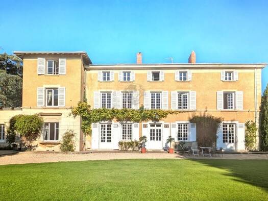 Villa à vendre 1 550 000 € 12 pièces 9 chambres 450 m² 2 506 m² de terrain Centre-Bourg St Genis Laval 69230