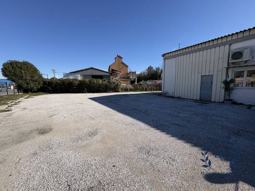 Local d'activités à louer 3 100 € 212 m² d'espace de stockage Brignoles 83170
