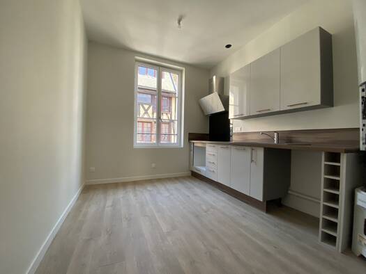 Appartement à louer 665 € 3 pièces 1 chambre 60,9 m² Étage 1/1 Dreux 28100