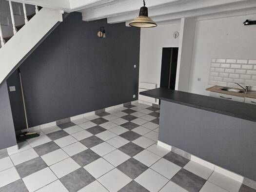 Maison de ville à vendre 53 000 € 3 pièces 2 chambres 43,91 m² 43 m² de terrain Centre Montmorillon 86500
