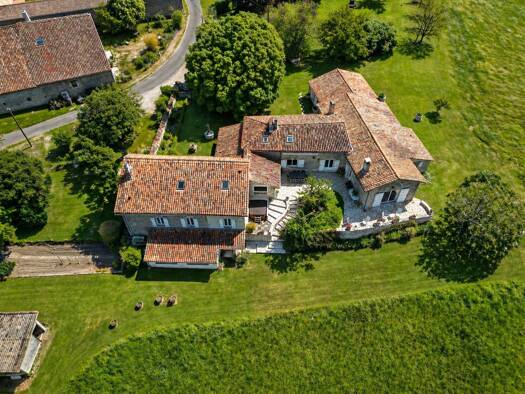 Villa à vendre 575 000 € 15 pièces 9 chambres 333,9 m² 19 889 m² de terrain Roullet-Saint-Estèphe 16440