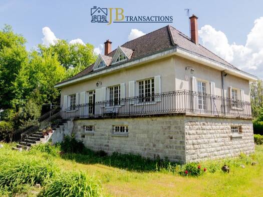 Maison à vendre 229 000 € 8 pièces 4 chambres 150 m² 2 325 m² de terrain Ambert 63600