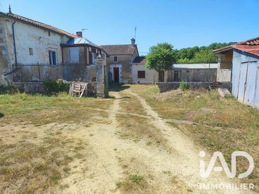 Maison à vendre 74 900 € 3 pièces 1 chambre 105 m² 2 911 m² de terrain La Rochette 16110