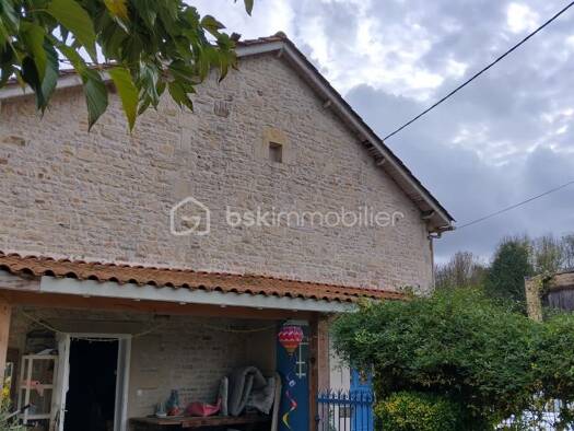 Propriété à vendre 110 000 € 8 pièces 4 chambres 182 m² 1 674 m² de terrain Saint-Fraigne 16140