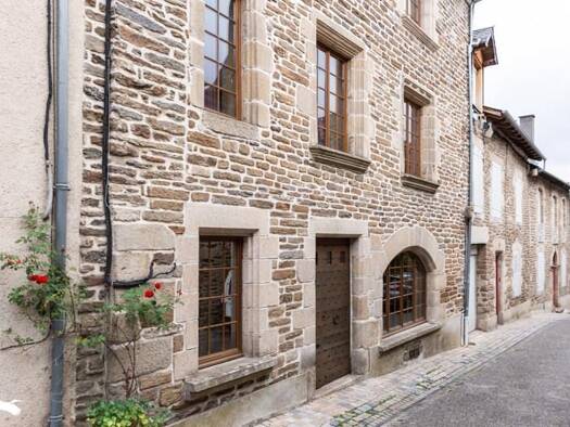 Maison à vendre 272 896 € 7 pièces 6 chambres 276 m² 442 m² de terrain Uzerche 19140