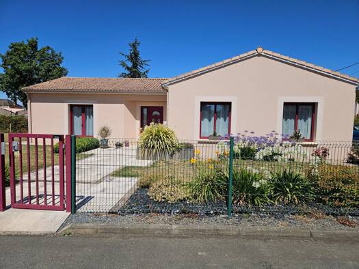 Maison de plain-pied à vendre 166 000 € 5 pièces 3 chambres 93 m² 753 m² de terrain Argentonnay 79150