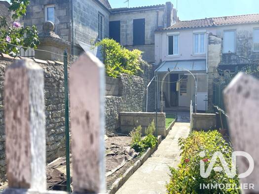 Maison de ville à vendre 159 000 € 3 pièces 2 chambres 72 m² 134 m² de terrain Centre Ville Nord Rochefort 17300