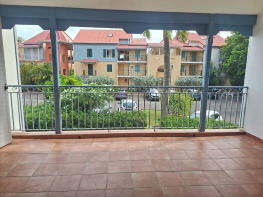 Appartement à louer 1 350 € 3 pièces 2 chambres 76 m² Étage 1/2 Le Gosier 97190