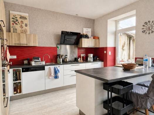 Maison à vendre 168 600 € 7 pièces 4 chambres 154 m² 1 165 m² de terrain Maël-Carhaix 22340