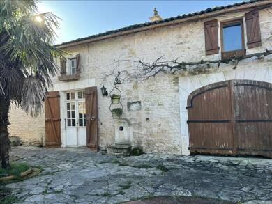 Maison de plain-pied à vendre 186 375 € 8 pièces 6 chambres 256 m² 1 494 m² de terrain Montpellier de Medillan 17260