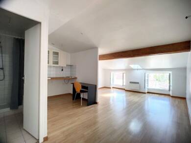 Appartement à louer 330 € 1 pièce 16,7 m² Dernier étage, Étage 3/3 Est Prades 66500