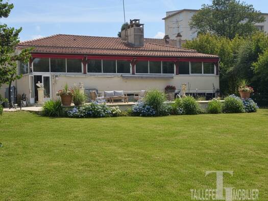 Maison de plain-pied à vendre 219 000 € 10 pièces 5 chambres 252 m² 3 800 m² de terrain Bergerac 24100