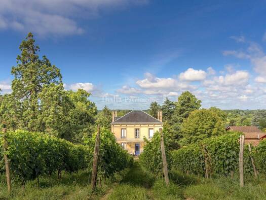 Villa à vendre 810 000 € 8 pièces 4 chambres 250 m² 25 000 m² de terrain Lestiac-sur-Garonne 33550