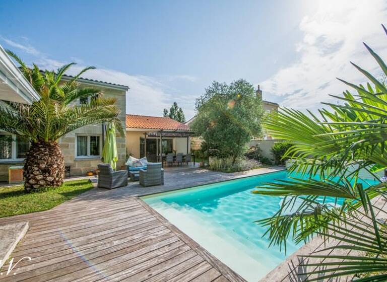 Maison à vendre 520 000 € 6 pièces 4<br/>chambres 160 m²<br/>superficie 880 m²<br/>terrain Centre Parempuyre 33290